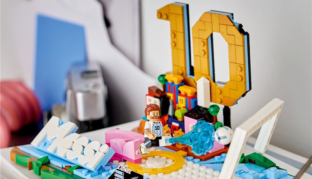 Stavebnice LEGO® Editions 43011 Lionel Messi – Hvězdné momenty fotbalu Z 500 kostek vznikne výstavní model o rozměrech přes 13 × 24 × 15 cm, který doplní aplikace LEGO Builder.