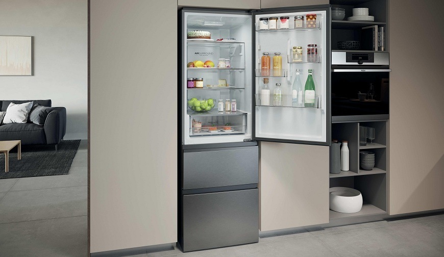 otevřená chladnička haier HTR3618CNMG plná potravin zabudovaná ve stěně