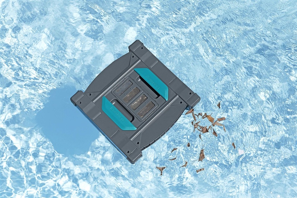 Vysavač bazénový Bestway AquaTronix Pro G30 Skimmer uklízí listí z hladiny bazénu.
