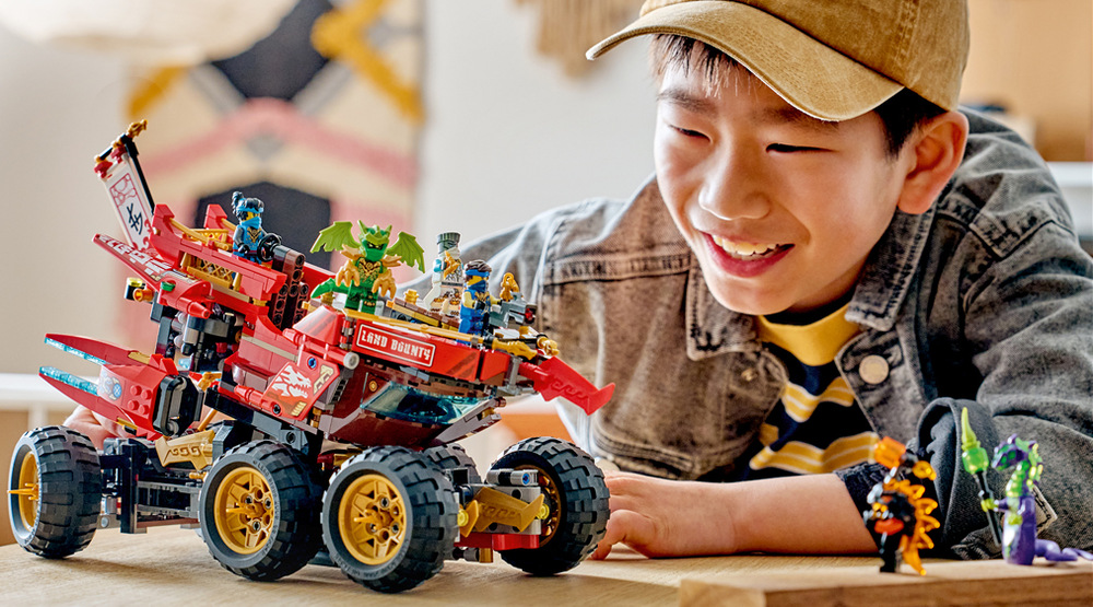 Stavebnice LEGO® NINJAGO® 71869 Pozemní Odměna osudu Mohutný nindžovský stroj nabízí dvoumístný kokpit, šest zlatých kol a možnosti digitálního stavění.