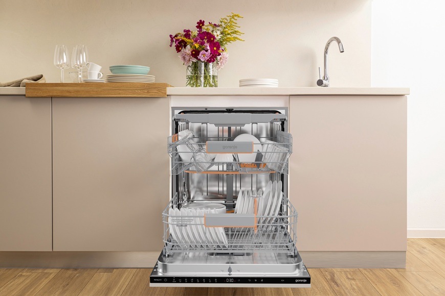 Myčka nádobí Gorenje G400 GV16B Vestavná myčka Gorenje GV16B je zabudovaná v moderní kuchyňské lince. Její dvířka jsou plně otevřená. Vnitřní prostor pojal 16 sad nádobí.
