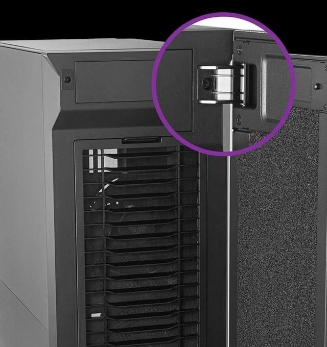 Case Cooler Master Silencio S600 Tempered Glass černá Detail černé skříně počítače, na kterém je vidět texturovaná vnitřní výstelka. Zvýrazněn je kovový pant v horním rohu, orámovaný fialovou barvou.