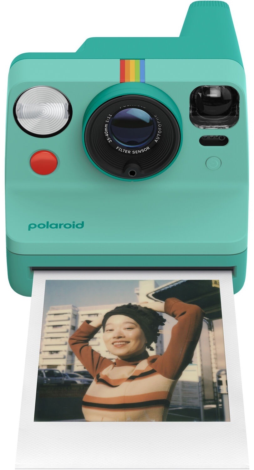 Instantní fotoaparát Polaroid Now Gen 3 tyrkysový Polaroid Now Gen 3 tyrkysový instantní fotoaparát s vysunutou fotografií na ikonickém plnoformátovém filmu