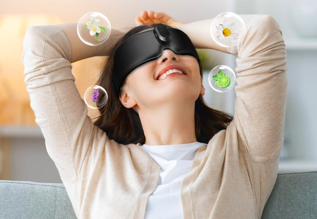 Žena relaxuje s maskou RENPHO GS003 a aromaterapií pro zklidnění mysli