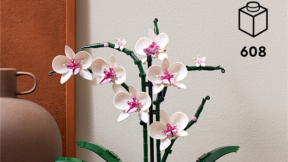 Stavebnice LEGO® Botanicals 10311 Orchidej Výrazná orchidej se hodí do bytu i kanceláře a díky výšce přes 39 cm se jen tak neztratí.