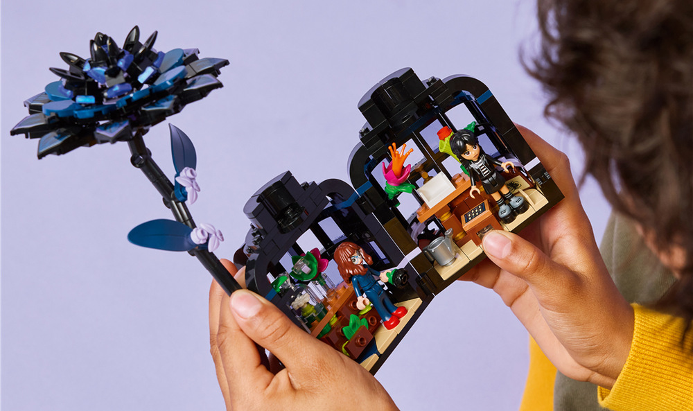 Stavebnice LEGO® Wednesday 76784 Černá jiřina Wednesday Addamsová a profesorka Thornhillová umožní dětem přehrávat známé scény i vymýšlet vlastní dobrodružství.
