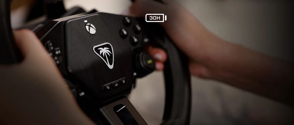 Volant Turtle Beach Racer - PC, Xbox One/Series černý Částečně rozostřený nakloněný záběr na volant Turtle Beach Racer s ikonou 30 H, ilustrující dlouhou výdrž na jedno nabití.