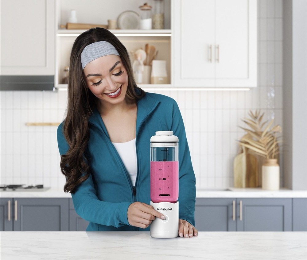 Stolní mixér Nutribullet Flex NBP013W při přípravě chutného smoothie