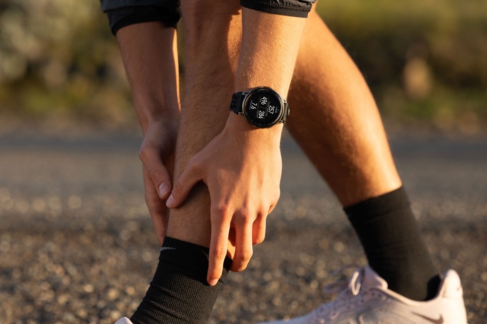 Chytré hodinky Amazfit Cheetah 2 Pro černé Muž se protahuje k lýtkům a na ruce má hodinky Amazfit Cheetah 2 Pro