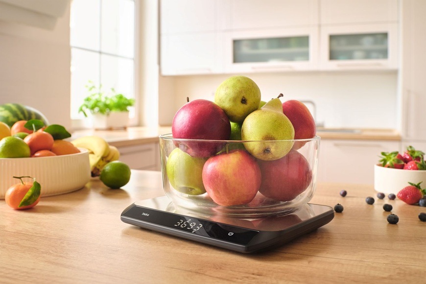 Kuchyňská váha Sencor SKS 8200 s digitálním displejem přesně váží ovoce a další suroviny, zatímco elegantní skleněný design skvěle doplní moderní kuchyni.