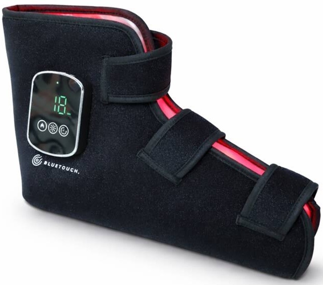 Černá ortéza BLUETOUCH pro terapii nohou červeným světlem s ovládacím panelem.