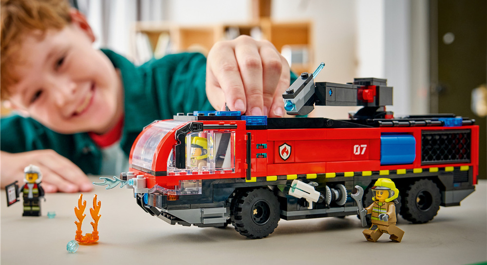 Čtyři minifigurky hasičů s hasákem a tabletem doplňují model o další možnosti kreativního hraní