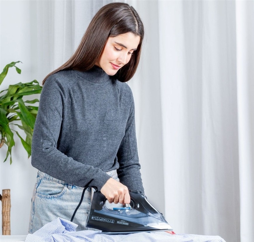 Žena žehlící košili s žehličkou Black+Decker BXIR2805E