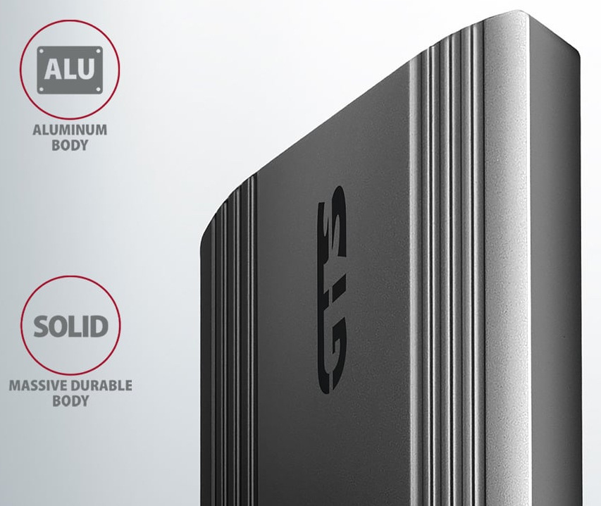 Na obrázku je detail šedého externího boxu AXAGON THIN. Je zachycený zblízka na rohu kovového těla, takže vyniká hladký hliníkový povrch a několik svislých ozdobných drážek po stranách. Uprostřed je velké označení GTS. Vlevo jsou dvě jednoduché ikony s textem, které zdůrazňují hliníkové provedení a pevnou odolnou konstrukci.