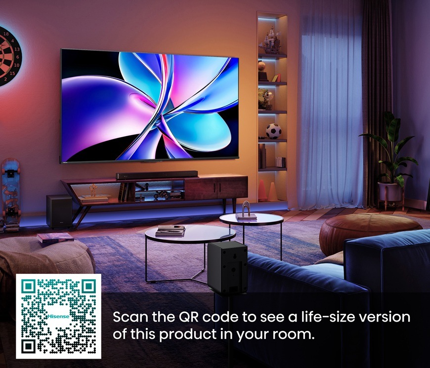 Televize Hisense 50E7Q Pro Moderní obývací pokoj s elegantní televizí Hisense 50E7PRO zavěšenou na stěně. Na obrazovce se zobrazuje barevný abstraktní motiv v odstínech modré, fialové a růžové, který zdůrazňuje vysoký kontrast a živé barvy televizoru. Místnost působí útulně s tlumeným osvětlením, konferenčními stolky a pohodlným sezením.