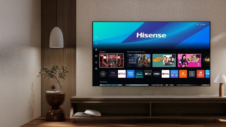 TV Hisense visí na stěně v moderním obývacím pokoji.