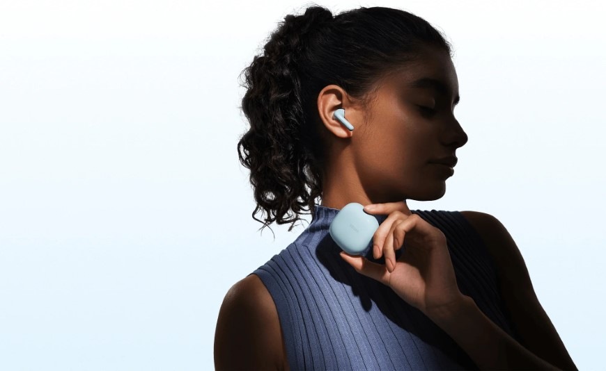 Sluchátka Xiaomi REDMI Buds 8 Active černá Žena s nasazeným ergonomickým sluchátkem REDMI Buds 8 Active drží v ruce nabíjecí pouzdro
