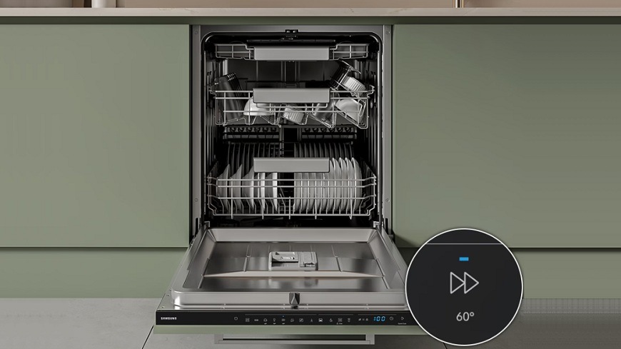 otevřená myčka Samsung DW70H73WCI0U1 a znak rychlého mytí