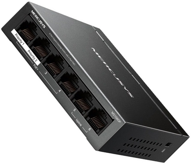 Černý kovový switch Mercusys v šikmém pohledu. Na přední straně má šest portů RJ45, z toho čtyři PoE+ a dva uplinkové.