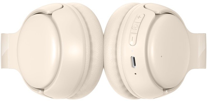 Detail ovládacích tlačítek hlasitosti a USB-C portu na náušníku sluchátek.