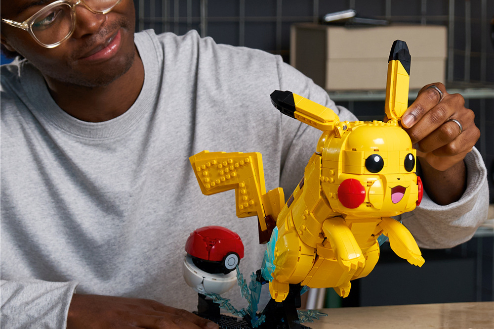 Pohyblivé uši, končetiny a chodidla umožní nastavit Pikachuovi různé pózy a vytvořit živou dekoraci.