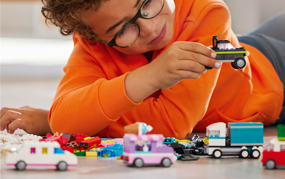 Stavebnice LEGO® Classic 11036 Tvořivá vozidla 52 kol a deset tipů ke stavění umožňuje dětem experimentovat s vozidly a vytvářet vlastní originální konstrukce.