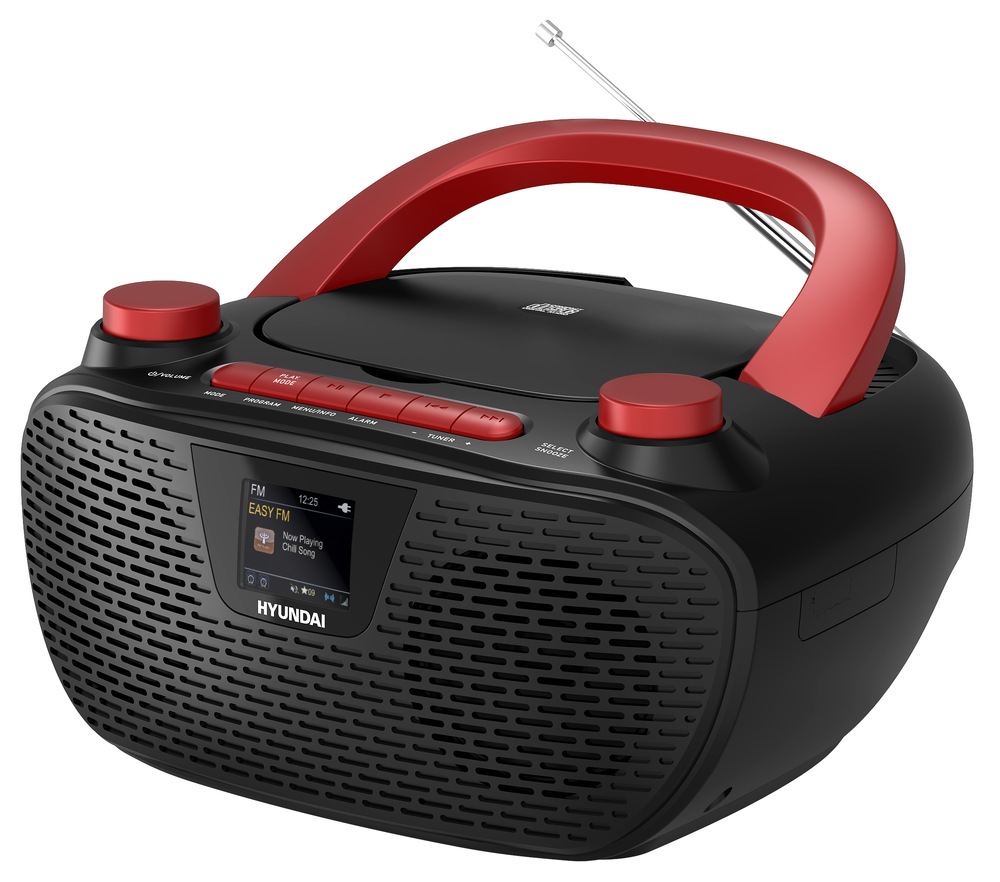 Černý přenosný radiopřijímač Hyundai s CD přehrávačem, výsuvnou anténou, barevným LCD displejem a červenou rukojetí pro přenášení – pohled z pravého úhlu.