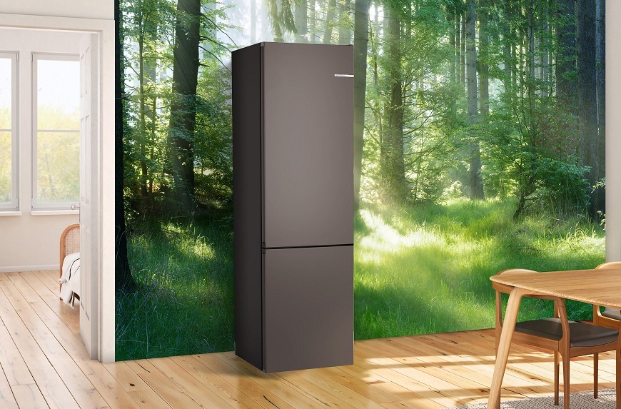 Lednice Bosch tmavá před zdí, na které je tapeta přírody