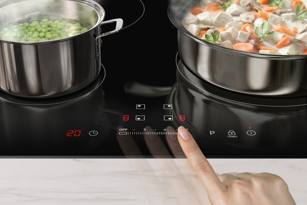 Indukční varná deska Samsung NZ64M3707AK/OL černá Varná deska indukce Samsung NZ64M3707AK/OL - prst na dotykovém ovládání desky