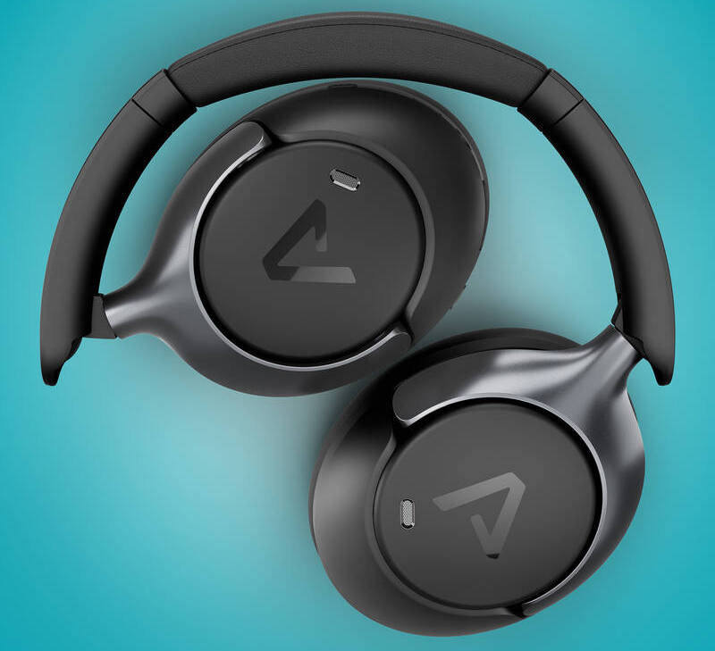 Sluchátka LAMAX HighComfort2 ANC černá Detail skládací konstrukce sluchátek LAMAX HighComfort2 ANC, položených na ploše s viditelnými náušníky a hlavovým mostem
