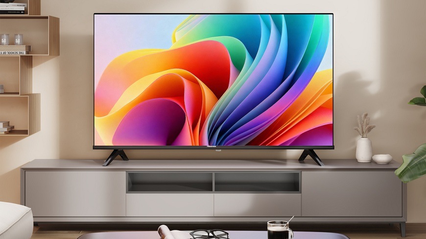 Televize Hisense 32A4S Televize Hisense 32A4S s barvami na displeji stojí na skříňce v obýváku