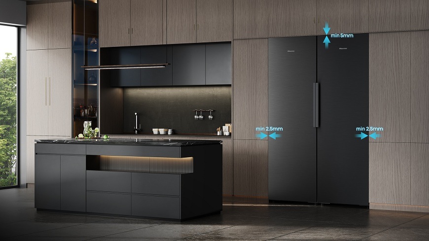 Chladnička Hisense RL5K370GSFC1 černá lednice Hisense RL5K370GSFC1 zabudovaná do kuchyňské stěny s minimálními mezerami