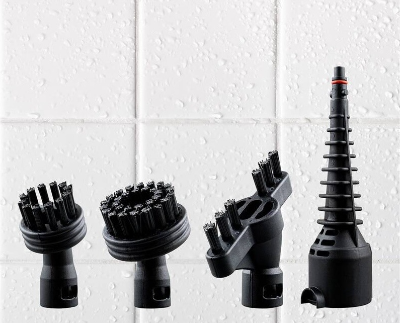 Tepovač koberců Tesla PowerWash & Steam Station TQS600 černý Detail příslušenství – různé kartáče a parní nástavce v černém provedení pro čištění spár, povrchů a detailů