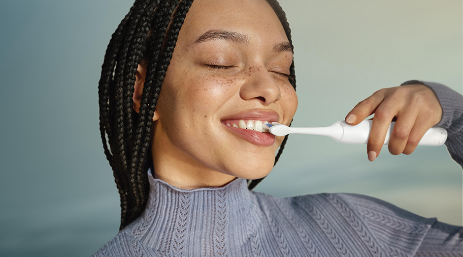 Zubní kartáček Philips Sonicare 4100 HX4044/41 bílý Žena si čistí bílé zuby kartáček sonicare