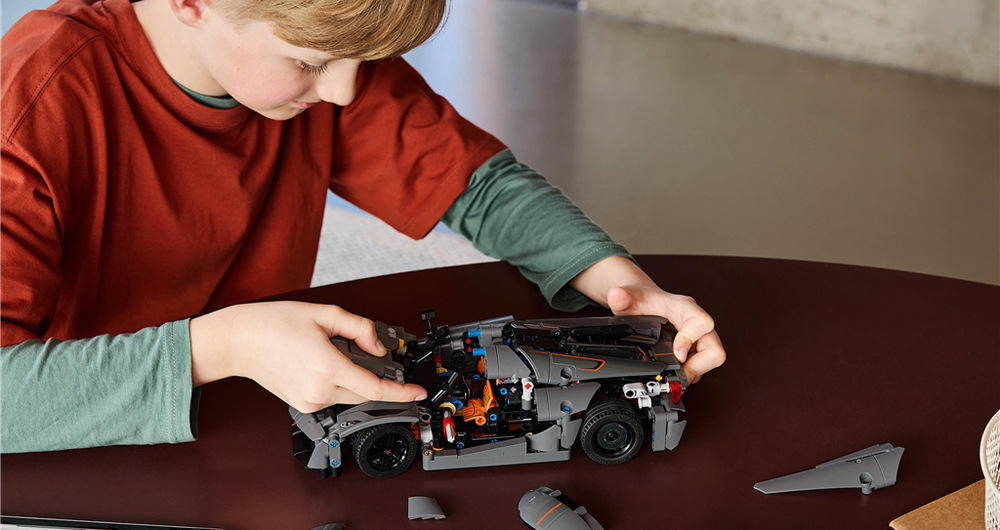 Stavebnice LEGO® Technic 42173 Šedé hyperauto Koenigsegg Jesko Absolut Propracované synchro-helixové dveře se při otevření zvedají vzhůru a napodobují charakteristický prvek skutečného vozu.