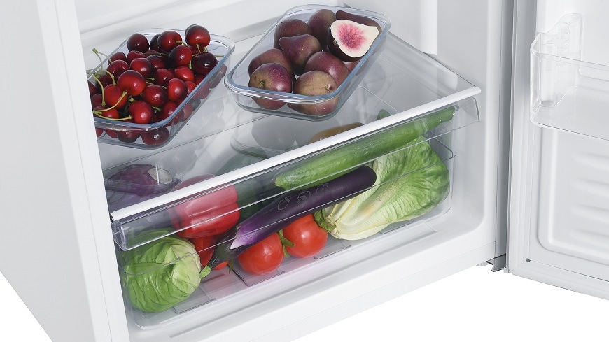 detail zásuvky crisper chladničky Candy CLH3S617EWH, uvnitř jsou potraviny
