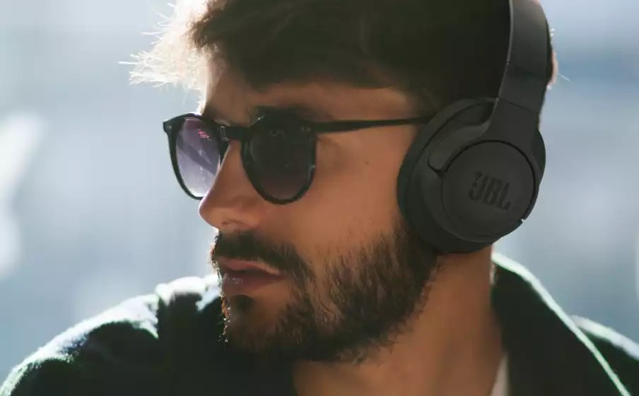 Sluchátka JBL Tune 700BT černá