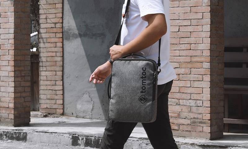 Brašna na notebook tomtoc Urban Shoulderbag na 14" MacBook Pro (2021) šedá https://www.kasa.cz/services/TsPreviewProduct/?match=TMTTOMH14C01G