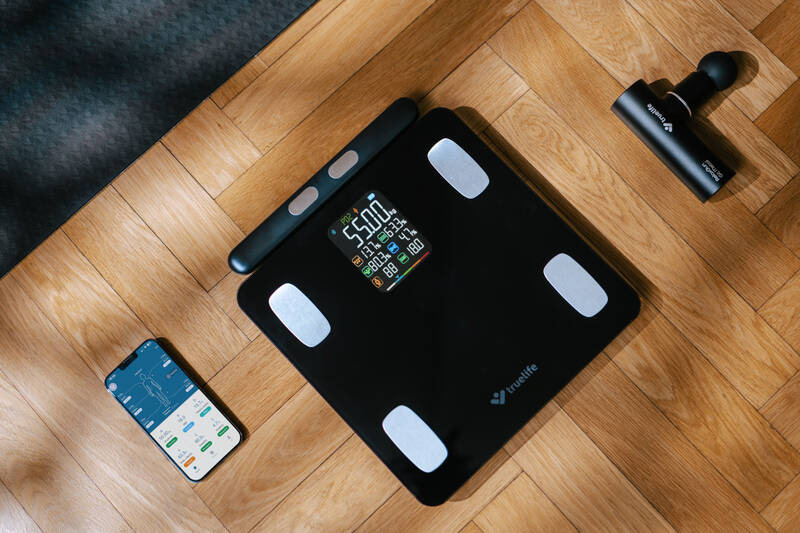 Osobní váha TrueLife FitScale W8 BT Black černá Osobní váha TrueLife FitScale W8 BT Black černá