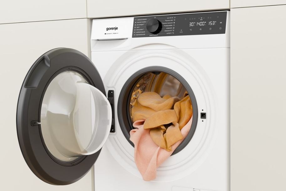 Pračka Gorenje G400 WS484A UltraClean bílá pračka gorenje s otevřenými dvířky, jsou vidět oranžové ručníky, které částečně visí z bubnu ven.