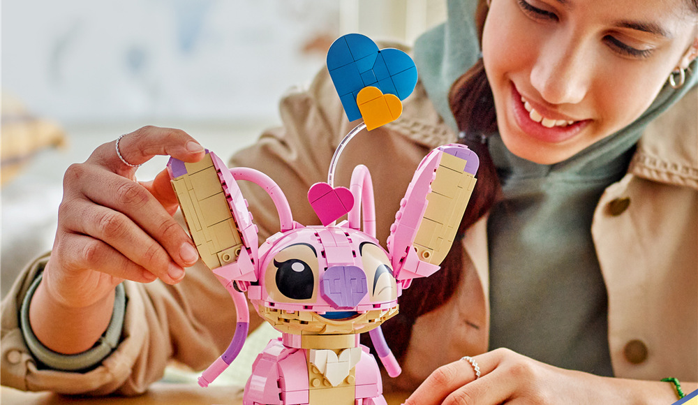 Stavebnice LEGO® │ Disney 43257 Andílek 784 dílků a aplikace LEGO Builder zpříjemní stavění menším školákům od devíti let.
