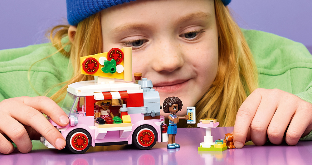 Stavebnice LEGO® Friends 42694 Pojízdný stánek s pizzou Děti vybírají ingredience, pečou pizzu a balí hotové objednávky, takže se provoz stánku mění každý den.