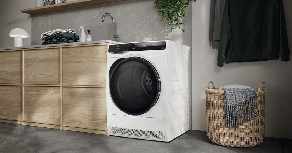 Sušička prádla Electrolux PerfectCare 900 EW9D787KC1C bílá Sušička Electrolux EW9D787KC1C řady 900 PerfectCare vedle linky s dřezem.
