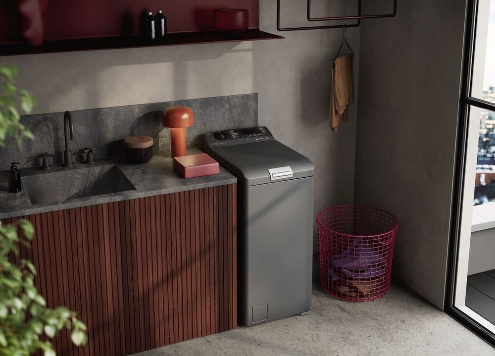 Pračka AEG PowerCare 8000 LTR8C373DC stříbrná Pračka AEG LTR8C373DC řady 8000 PowerCare u linky s dřezem.