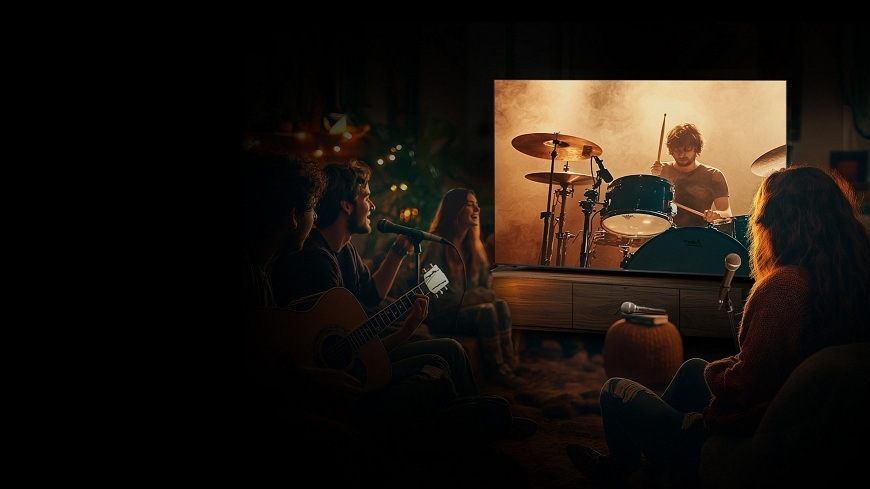 večerní atmosféra, přátelé mají karaoke u Televize Haier, na které je bubeník