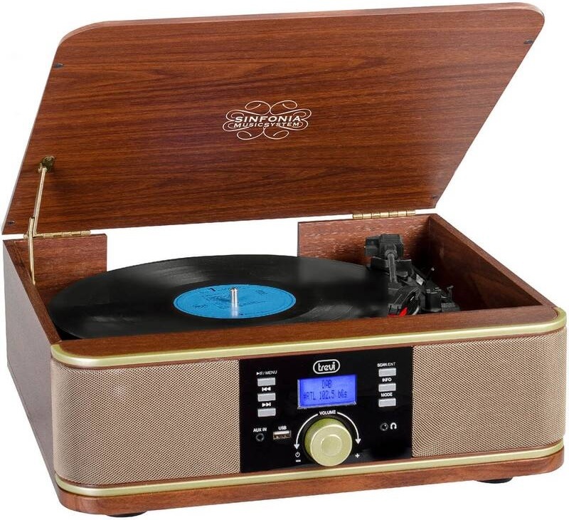 Detailní pohled na otevřený gramofon Trevi s vloženou vinylovou deskou a raménkem v pozici přehrávání.
