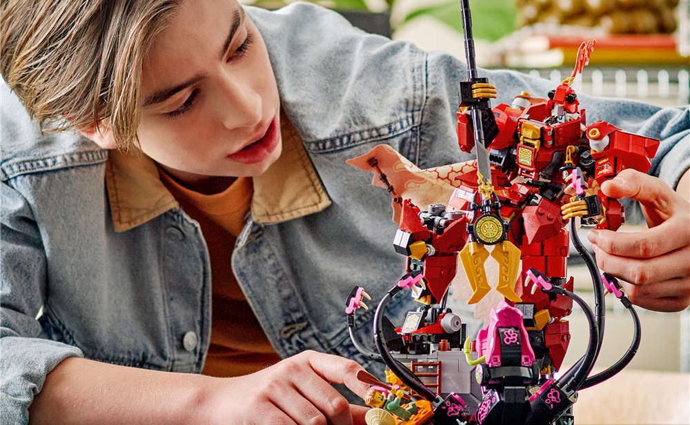 Stavebnice LEGO® NINJAGO® 71846 Robot Ohnivého rytíře Model lze sejmout z podstavce a díky pohyblivým částem jej využít i při nindžovském hraní.