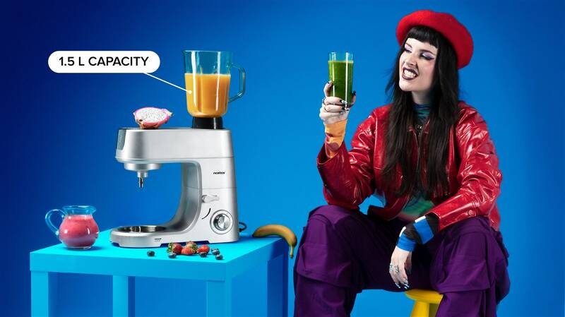 Kuchyňský robot Niceboy Savory stříbrný Kuchyňský robot Niceboy Savory v moderní kuchyni při přípravě smoothie ve skleněném mixéru