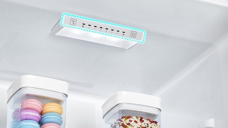 Chladnička s mrazničkou Hisense RB3N300NECA nerez Detailní záběr na vnitřní část lednice. Konkrétně na elektronický ovládací panel.