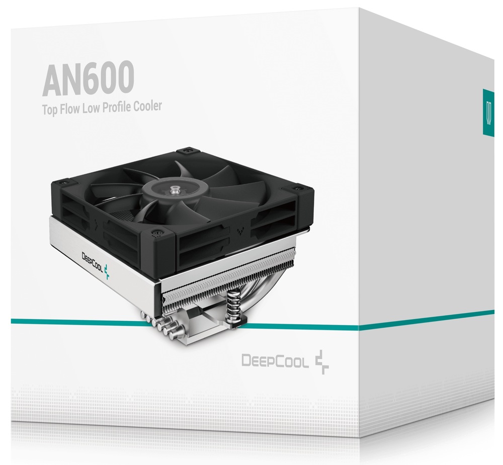 Chladič CPU DeepCool AN600 low profile černý Na obrázku je krabice (balení) chladiče CPU DeepCool AN600. Je to velká bílá krabice s čistým, minimalistickým designem. Vlevo nahoře je velký nápis „AN600“ a pod ním text „Top Flow Low Profile Cooler“. Uprostřed je fotografie nízkoprofilového chladiče s horním ventilátorem. Dole je logo DeepCool a přes krabici vede tenká tyrkysová linka; pravá strana krabice je vidět v perspektivě.